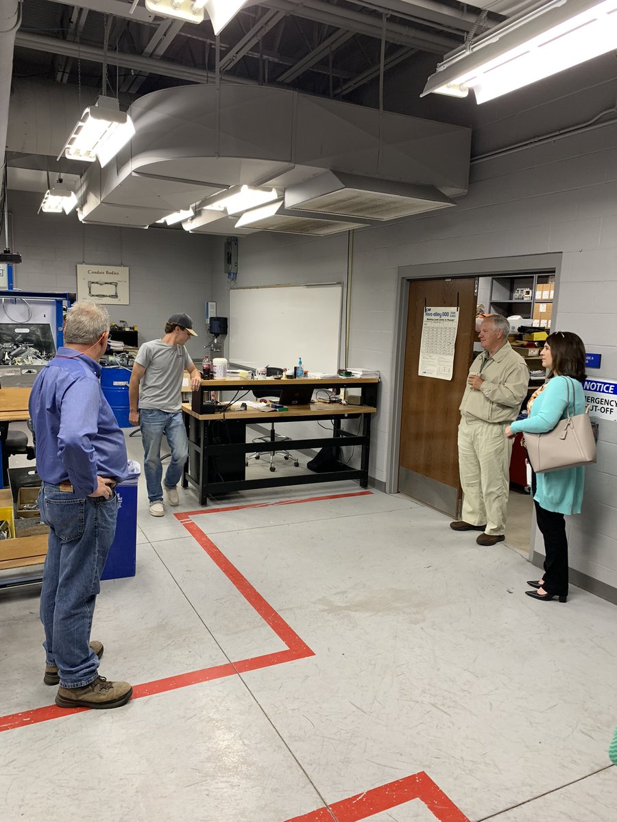 MikeRodgers73's tweet photo. The @OCTC_KCTCS Foundation Board visited the electrical technology program to learn more about GOFAME during the April Board meeting.  Many thanks to the students and faculty for sharing their knowledge. #octcproud #HigherEducation https://t.co/K6tdKA4Z60
