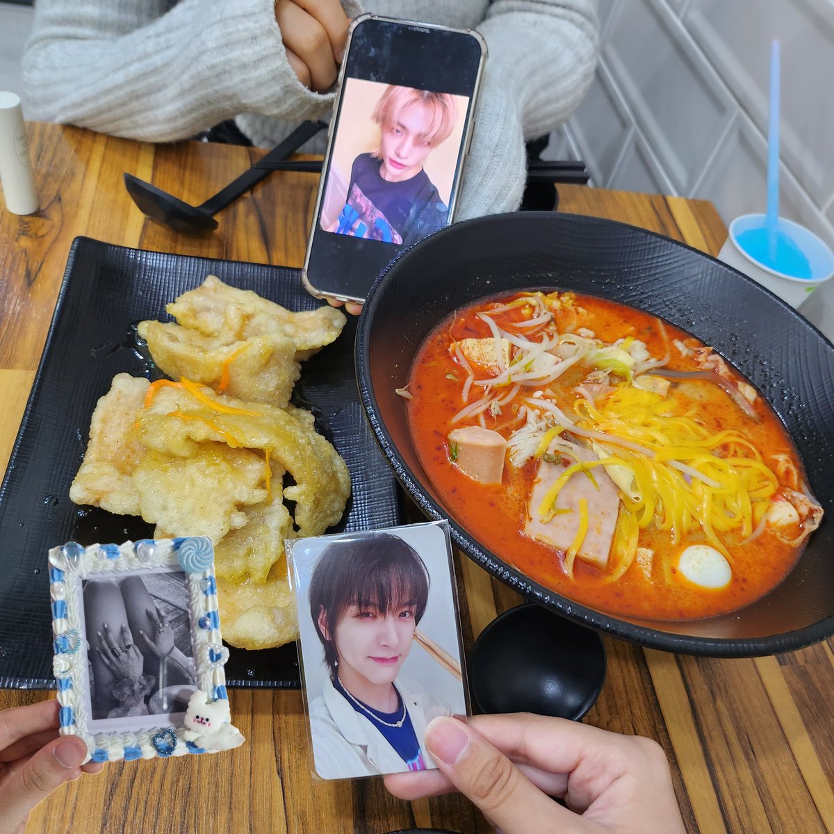 mooo_ging's tweet photo. 5일전 마라탕... 이제 올리기
그리고 포카만 사이버로 보낸 물요...
갤럭시도 누끼따져 멋지지
@moolyo__ https://t.co/ww54tSUQm3