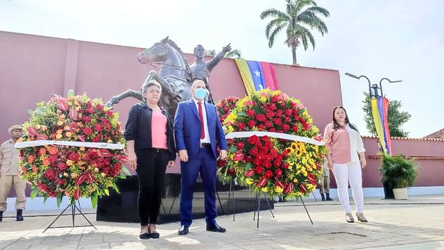 ValenciaConcejo's tweet photo. El día de ayer #19Abril, se llevó a cabo una ofrenda floral en los espacios de la Plaza Bicentenario de Valencia a propósito de la conmemoración de los 213 años del Día de La Independencia.
A la ceremonia asistió el presidente de la Cámara Municipal @davidpatriotapsuv
#CMBV https://t.co/AYIhSzLZBP