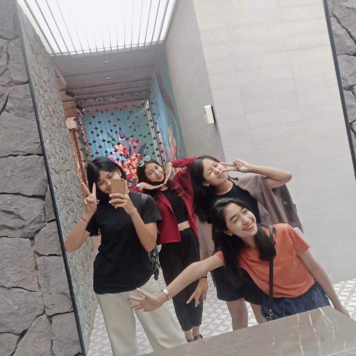 sintad_a's tweet photo. Bestiee 🌳 https://t.co/jjLU25SedA