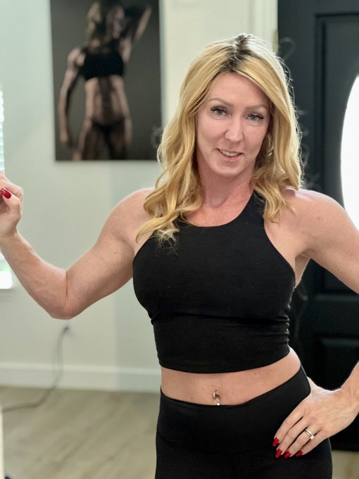 TW Pornstars - FitwifeJewels. The most liked pictures and videos from Twitter for all time. Page 18