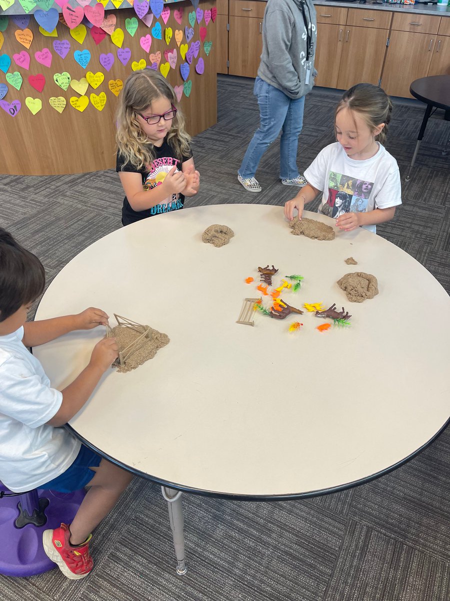 merkelisd's tweet photo. Check out these #MESLibrary #EarthDay activities! ๐
They read Rainbow Fish and talked about why Earth Day is important. Then did a sensory bin, kinetic sand, colored and built turtles out of geometric shapes.
More photos @ link in bio!
#ProudBadgers #OurBadgerStory https://t.co/YKMAiQcx4Z