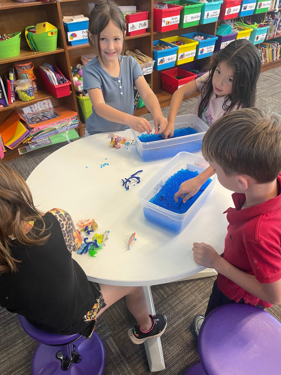 merkelisd's tweet photo. Check out these #MESLibrary #EarthDay activities! ๐
They read Rainbow Fish and talked about why Earth Day is important. Then did a sensory bin, kinetic sand, colored and built turtles out of geometric shapes.
More photos @ link in bio!
#ProudBadgers #OurBadgerStory https://t.co/YKMAiQcx4Z