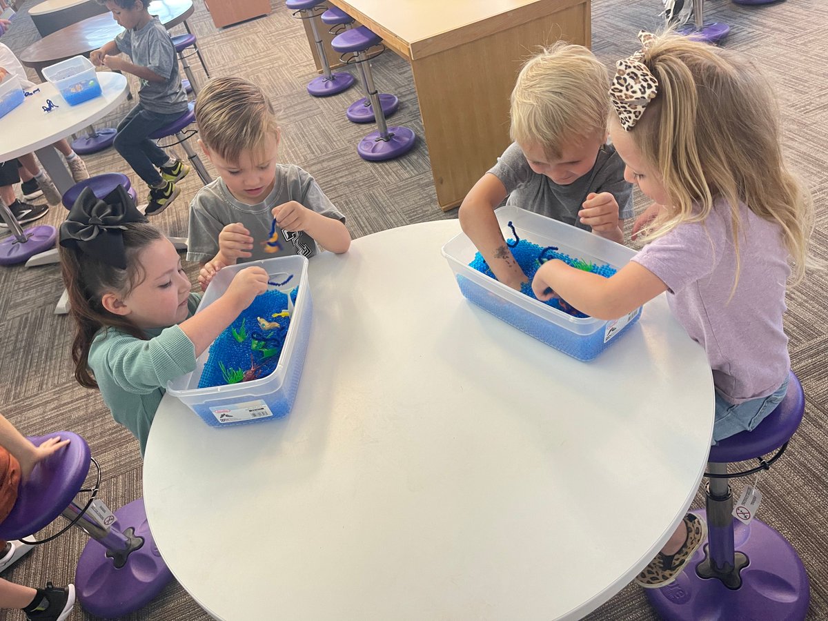 merkelisd's tweet photo. Check out these #MESLibrary #EarthDay activities! ๐
They read Rainbow Fish and talked about why Earth Day is important. Then did a sensory bin, kinetic sand, colored and built turtles out of geometric shapes.
More photos @ link in bio!
#ProudBadgers #OurBadgerStory https://t.co/YKMAiQcx4Z