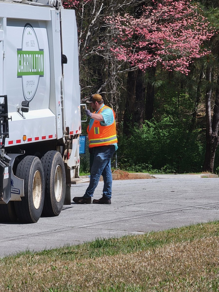 RALINassociates's tweet photo. RaLin employees spent several days this month working with the City of Carrollton sanitation crew. Action shots of our Round 2 volunteers!

@thecitymenus 

#RaLin #BuildUpCommunity #CarrolltonGa #westga #cityofdreams https://t.co/wqqXAGG2FM