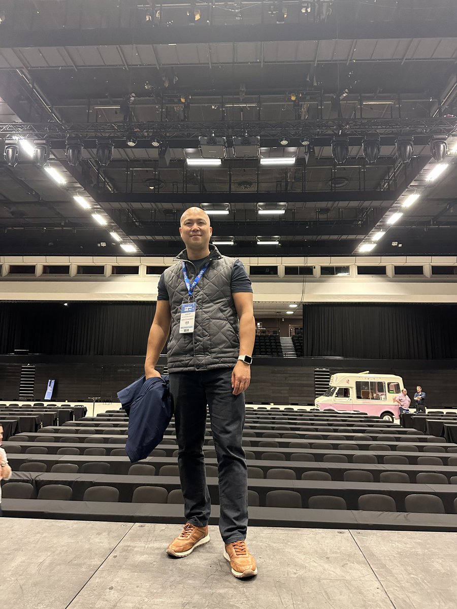 jasonyip's tweet image. The stage is set, trying to stay chilled as the ice cream van for the last speaker talk today🧊 #brightonseo #seo #HigherEd