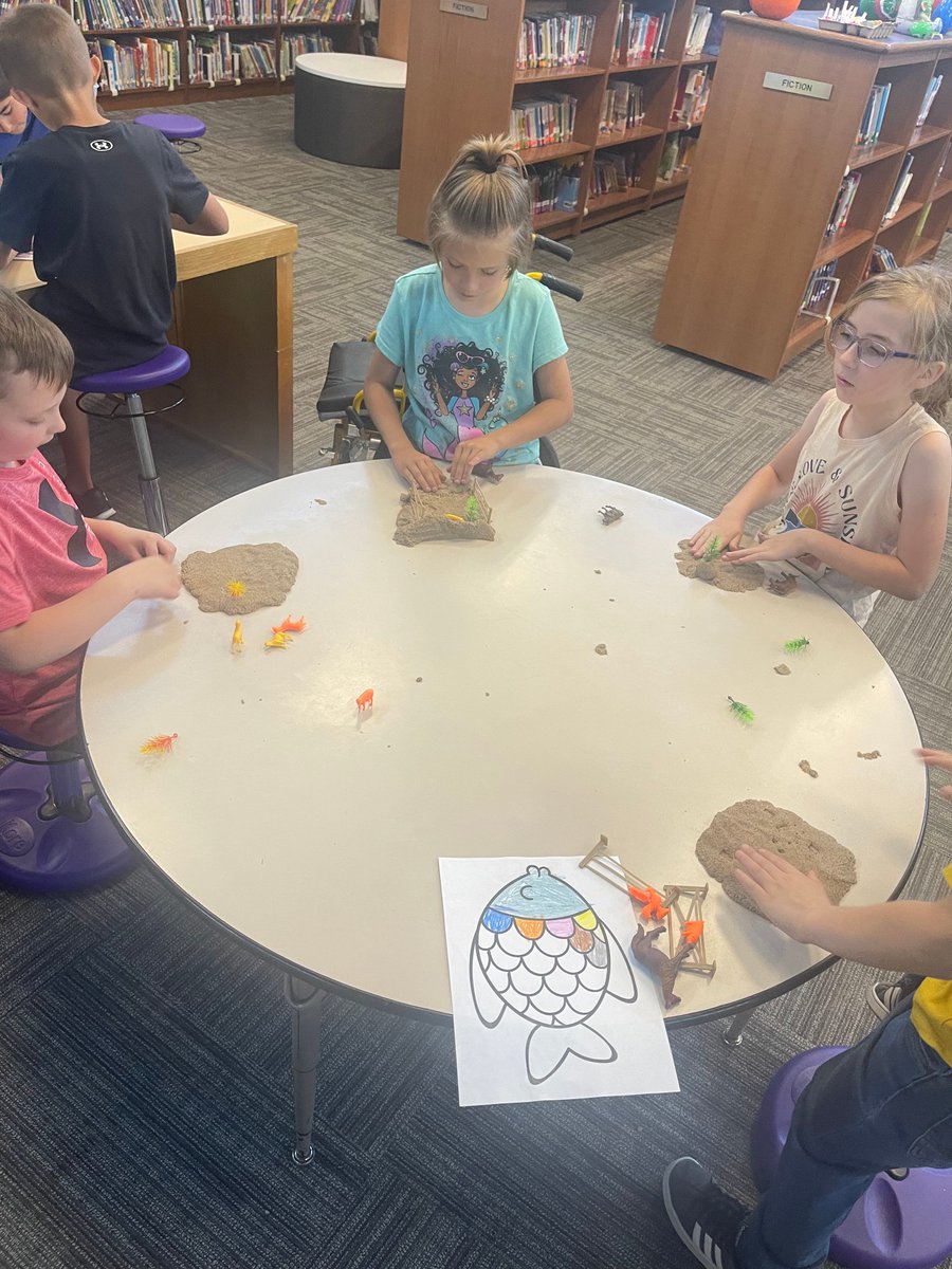 merkelisd's tweet photo. Check out these #MESLibrary #EarthDay activities! ๐
They read Rainbow Fish and talked about why Earth Day is important. Then did a sensory bin, kinetic sand, colored and built turtles out of geometric shapes.
More photos @ link in bio!
#ProudBadgers #OurBadgerStory https://t.co/YKMAiQcx4Z