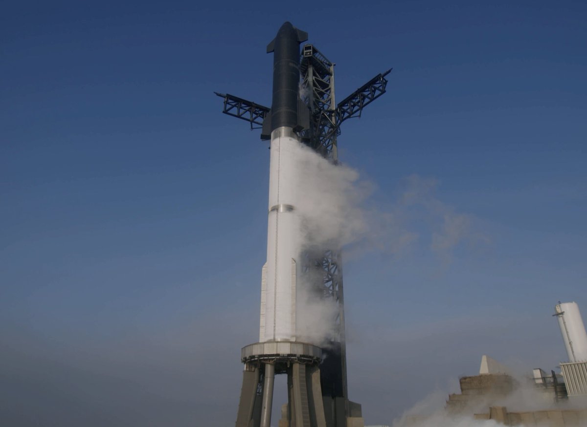 aallan's tweet photo. "Flight director has called a hold at T-40 seconds." #SpaceX #Starship #Ship24 #Booster7 https://t.co/dmQvhlSA3n