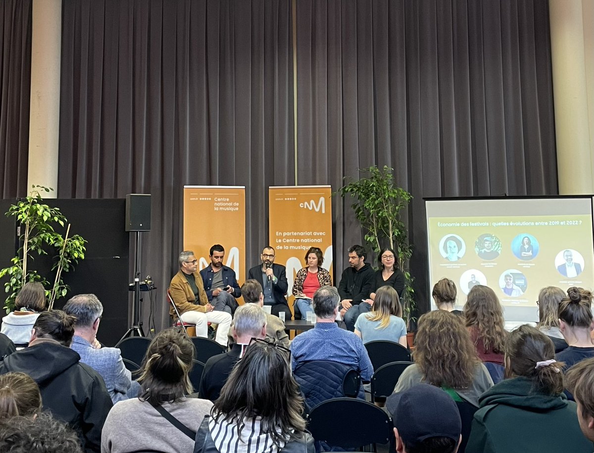 [#PDB23]
La 1re table ronde organisée par <a href="/le_CNM/">Centre national de la musique</a> « Économie des festivals : quelles évolutions entre 2019 et 2022 ? », modérée par <a href="/RomainLaleix/">Romain Laleix</a>, directeur général délégué du CNM démarre.