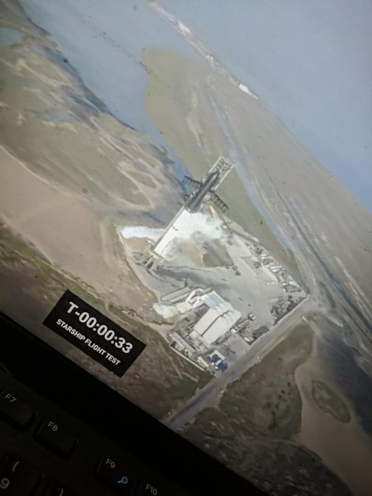 GwagsiG's tweet photo. T-33ss Starship to the moon @elonmusk https://t.co/7HQaehSyWY