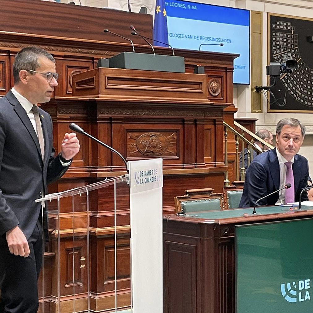 Sander Loones (@sanderloones) on Twitter photo De staatssecretaris die eerlijk was over de begroting, die werd door <a href="/alexanderdecroo/">Alexander De Croo 🇧🇪🇪🇺</a> ontslagen
Staatssecretaris <a href="/SarahSchlitz/">Sarah Schlitz</a> die liegt in het parlement en bewijzen verdoezelt, die mag van de premier blijven zitten.
Dames en Heren, dat is Vivaldi. De staatssecretaris die eerlijk was over de begroting, die werd door <a href="/alexanderdecroo/">Alexander De Croo 🇧🇪🇪🇺</a> ontslagen
Staatssecretaris <a href="/SarahSchlitz/">Sarah Schlitz</a> die liegt in het parlement en bewijzen verdoezelt, die mag van de premier blijven zitten.
Dames en Heren, dat is Vivaldi.