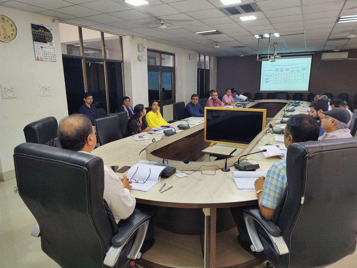 મહેસૂલી અધિકારીશ્રીઓની સમીક્ષા બેઠક યોજી. તાલુકા વાઇઝ મહેસૂલી કામગીરી સમીક્ષા કરી. જરૂરી સૂચનાઓ આપી.
<a href="/CMOGuj/">CMO Gujarat</a> <a href="/kamaldayani/">Kamal M. Dayani</a>