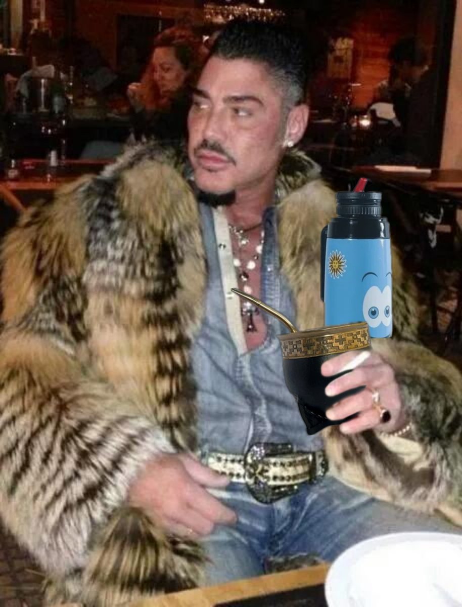 diegosilva_lolo's tweet photo. El Dólar Blue sigue subiendo.

Un uruguayo esperando para subirse al Buquebus: https://t.co/H18VFVxR3b