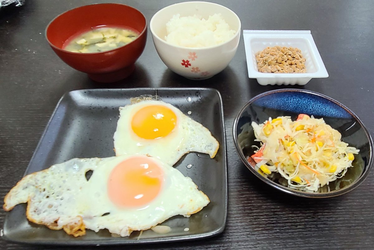 4/20朝食 目玉焼き キャベツとカニかまサラダ 納豆 ワカメのお味噌汁 ご飯 朝食はバランス良く良い感じな気もするけ😚 実際はどうなんだろう🤔 誰か教えて～🥳