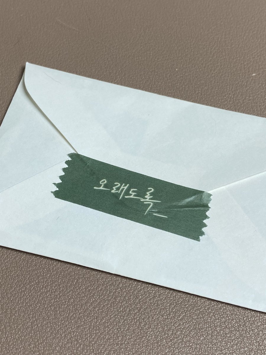 면허증 갱신해야 해서 스튜디오 찾기 삼만리 중이었는데, 팀원 중 한 명이 자기도 여권 사진 찍어야 한다며 여기저기 알아본 리스트를 쫙 알려줬음. 근데 며칠 뒤에 다녀왔다며 보여준 곳은 전혀 다른 곳이었고 여길 완전 강추하는 거임. 어차피 나는 더 찾아볼 의지가 없어서 네이버 예약을 했는데