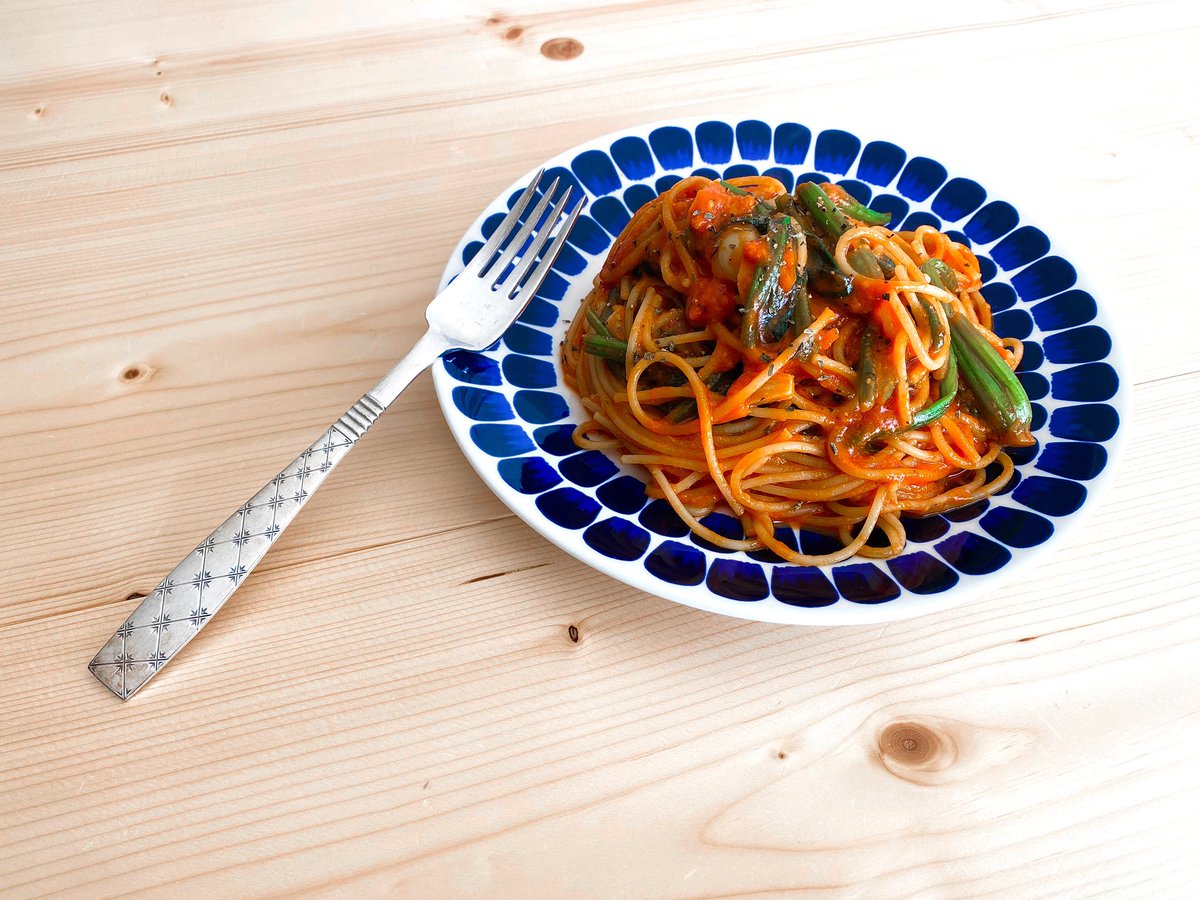 naiken_channel's tweet photo. 体調不良時に作ったパスタがとても沁みた（口内炎に）

食材はトマトジュース、小松菜、にんにくのみ

お皿はARABIAの24hトゥオキオ
フォークはヴィンテージのクイストゴー

#北欧雑貨
#arabia
#Quistgaard https://t.co/EkP6sDCDK3