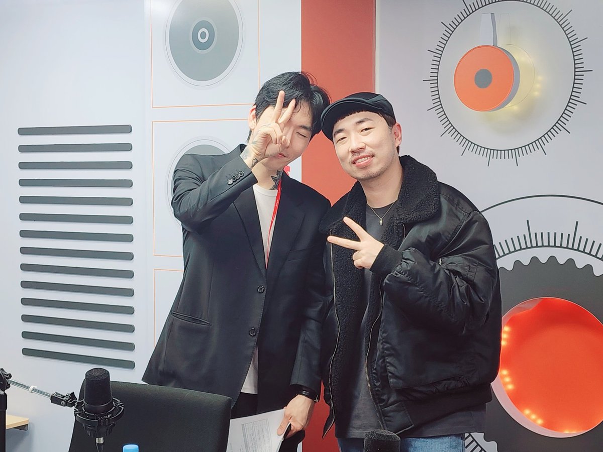 rnus_arirang's tweet photo. #RNUS

[meet you UP🍀]

천재 뮤지션들의 만남🎙
서사무엘과 정키의 케미 넘치는 토크와
선물같은 DO:OM 피아노버전 라이브까지!
오늘도 다들 재미있으셨나요?

@reallastnameseo #서사무엘
#JUNGKEY #정키
#ARIRANGRADIO #RADIONUS 
#아리랑라디오 #라디온어스 https://t.co/7LAwddzjDU