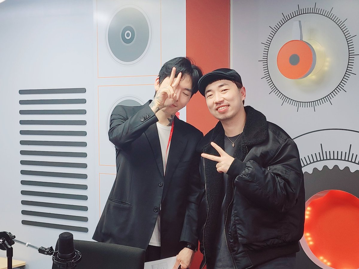 rnus_arirang's tweet photo. #RNUS

[meet you UP🍀]

천재 뮤지션들의 만남🎙
서사무엘과 정키의 케미 넘치는 토크와
선물같은 DO:OM 피아노버전 라이브까지!
오늘도 다들 재미있으셨나요?

@reallastnameseo #서사무엘
#JUNGKEY #정키
#ARIRANGRADIO #RADIONUS 
#아리랑라디오 #라디온어스 https://t.co/7LAwddzjDU