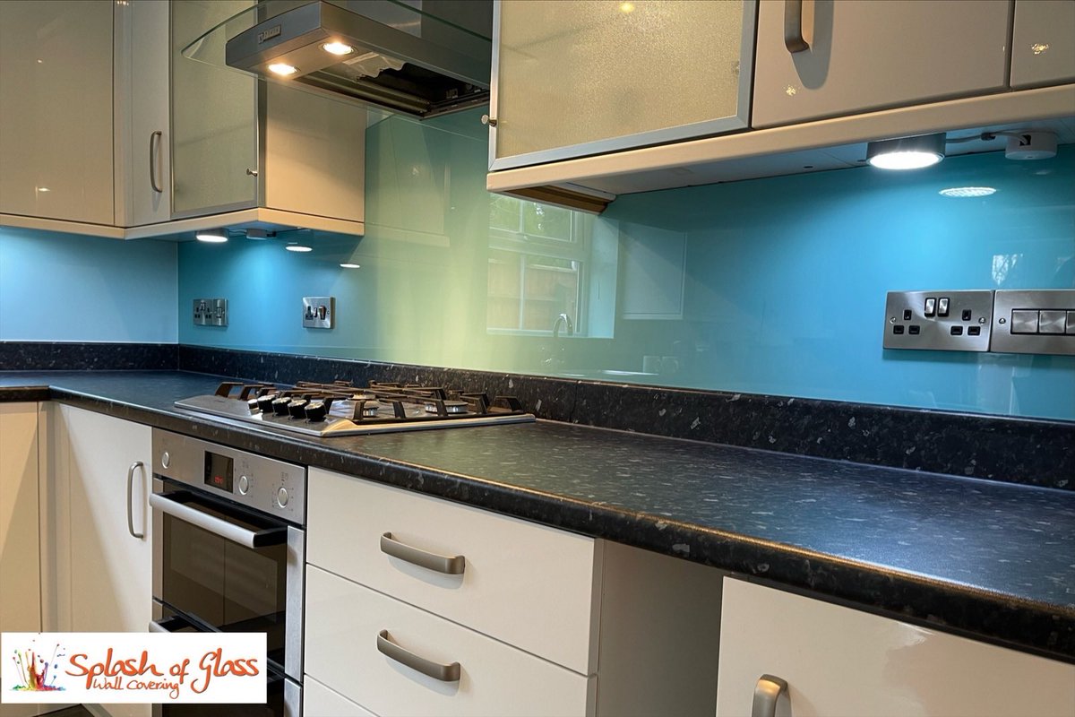 officialASOG's tweet image. Protect your splash prone areas with a glass splashback while brightening up your work space.  ✨ This Aqua glass splashback does just that! Contrasting against the dark worktop allowing the colour to pop🫶🏼

#aqua #kitchen #kitchendesign #kitchendecor #kitcheninspiration