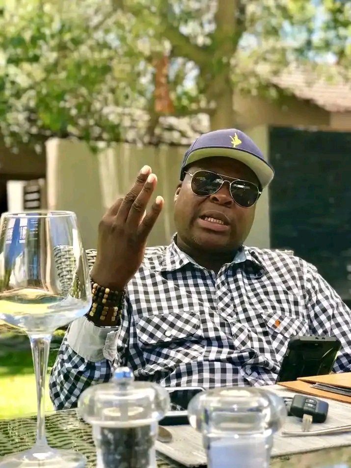 deep_renzo's tweet photo. Sanga misi ri rothe nga hafha Tembisa kha Mbekanyamushumo ya #Dziaorowa326pm na @Ticoliphadzi @shandu_vele na Mubveledzi @Rendys123 Musumbuluwo u swika Lavhutanu kha @Phalaphala FM #Azisheeeee #tbt #Muvango Yohh @euphoriadj ori jaivisa lwa vhutungu🤞🏿🎶🎼🎵🎙️🎧📻🔥🔥🔥🕺🏿🕺🏿🕺🏿💃🏿💃🏿💃🏿 https://t.co/cYa01cSYr8