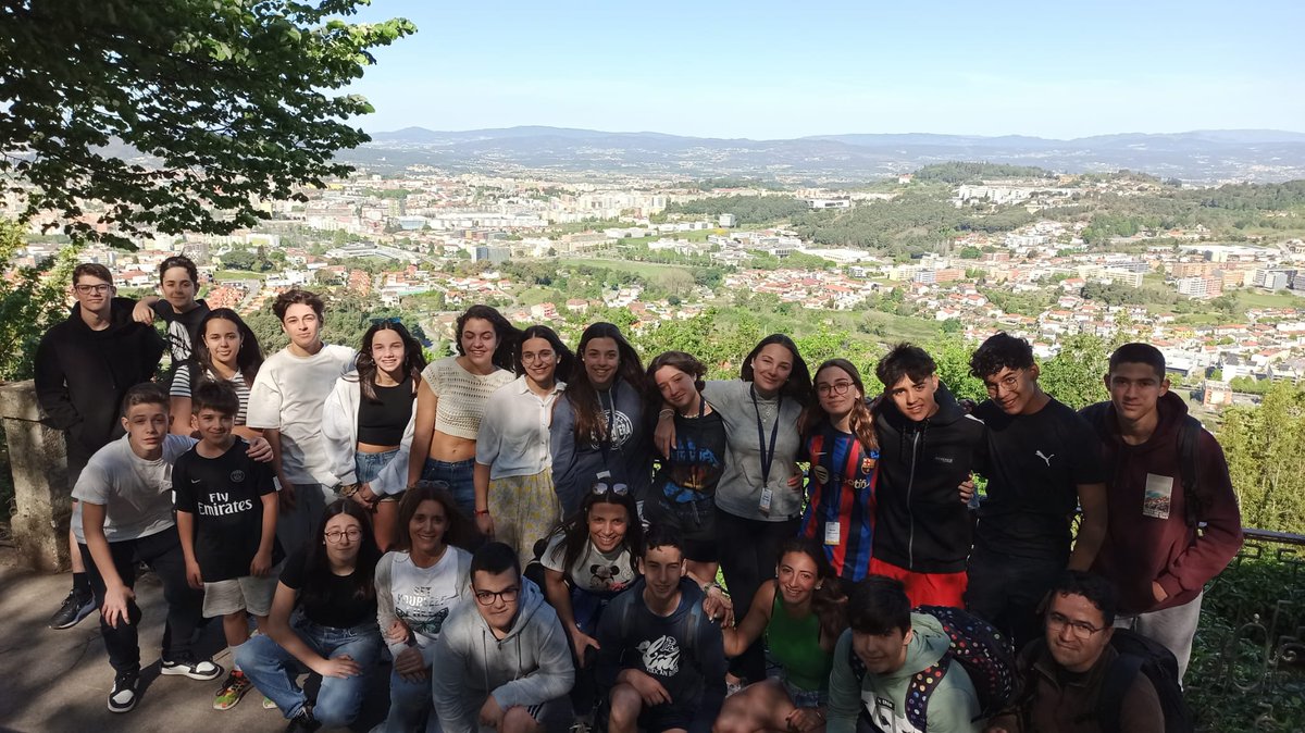 CIDEcooperativa's tweet photo. Els alumnes que estan gaudint d'una beca Erasmus, cofinançada amb fons europeus, amb una estada a Braga, Portugal, han fet diferents sessions de classe, activitats de conscienciació mediambiental i visites culturals. @sepiegob @CooperativaCIDE https://t.co/1wZCksuhGG