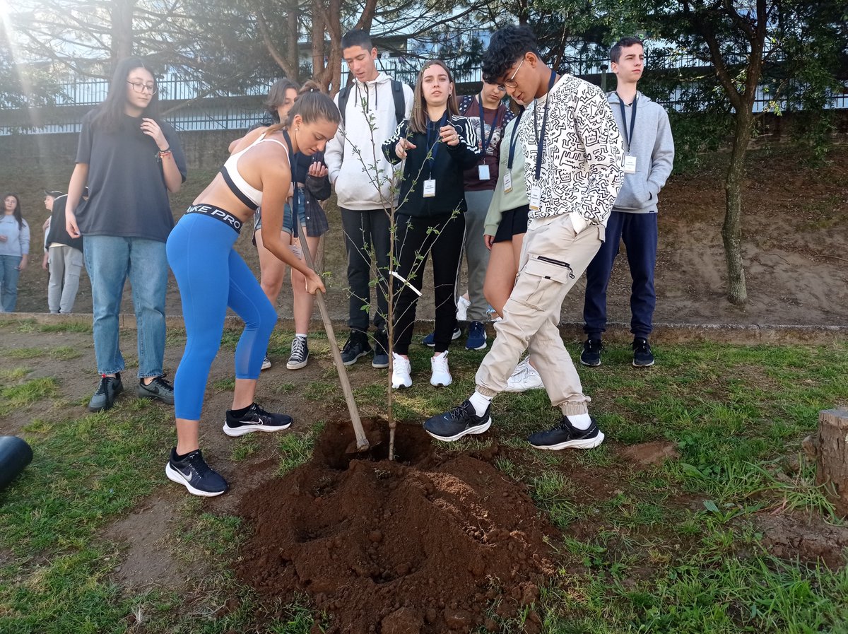 CIDEcooperativa's tweet photo. Els alumnes que estan gaudint d'una beca Erasmus, cofinançada amb fons europeus, amb una estada a Braga, Portugal, han fet diferents sessions de classe, activitats de conscienciació mediambiental i visites culturals. @sepiegob @CooperativaCIDE https://t.co/1wZCksuhGG