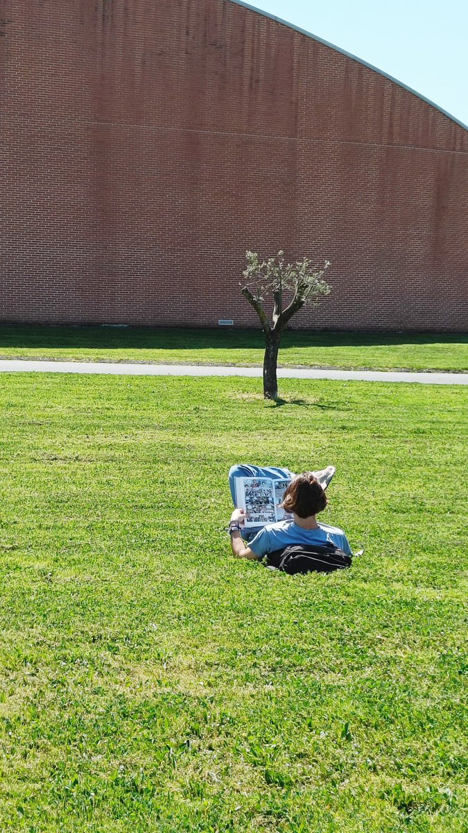 Dans nos fauteuils ou dans l'herbe du campus... nos lectures vous accompagnent. Vive le printemps, vive la #lecture !