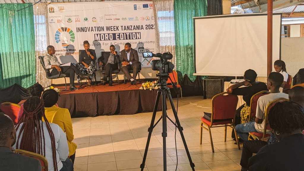 DigitalimpactTz's tweet photo. Katika kushiriki Wiki ya Ubunifu #InnovationWeek jana tumeshiriki maadhimisho yaliyoandaliwa  na @TaoticLaunchpad hapa Morogoro. 

Vijana waliweza ku-pitch mawazo yao ya ubunifu, kuonesha bidhaa zao na kuibua mada mbali mbali zitakazo boresha mazingira rafiki kuendeleza ubunifu. https://t.co/ChIThgv3zo
