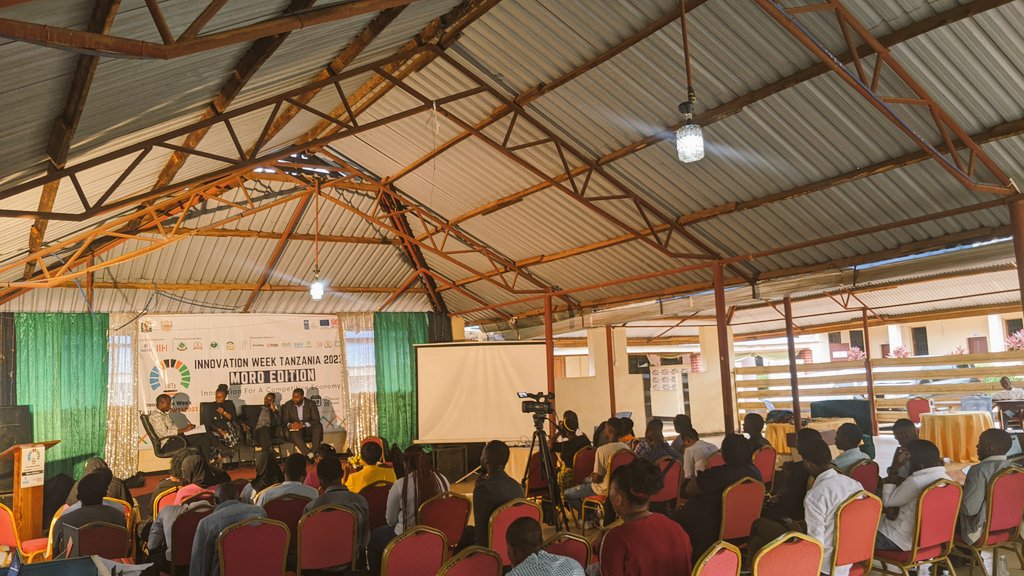 DigitalimpactTz's tweet photo. Katika kushiriki Wiki ya Ubunifu #InnovationWeek jana tumeshiriki maadhimisho yaliyoandaliwa  na @TaoticLaunchpad hapa Morogoro. 

Vijana waliweza ku-pitch mawazo yao ya ubunifu, kuonesha bidhaa zao na kuibua mada mbali mbali zitakazo boresha mazingira rafiki kuendeleza ubunifu. https://t.co/ChIThgv3zo
