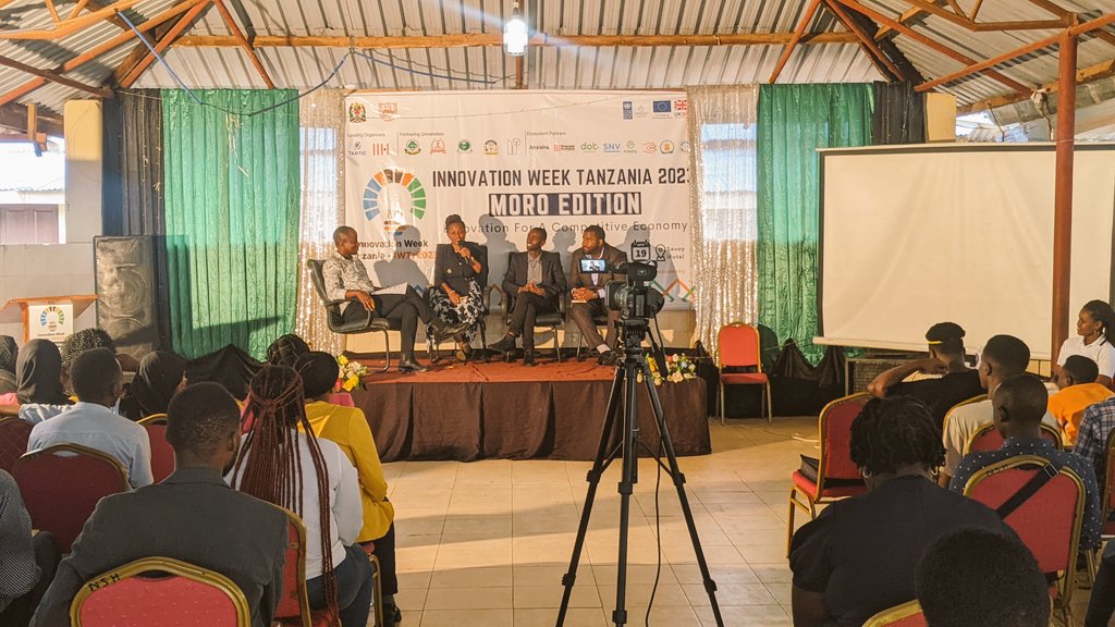 DigitalimpactTz's tweet photo. Katika kushiriki Wiki ya Ubunifu #InnovationWeek jana tumeshiriki maadhimisho yaliyoandaliwa  na @TaoticLaunchpad hapa Morogoro. 

Vijana waliweza ku-pitch mawazo yao ya ubunifu, kuonesha bidhaa zao na kuibua mada mbali mbali zitakazo boresha mazingira rafiki kuendeleza ubunifu. https://t.co/ChIThgv3zo
