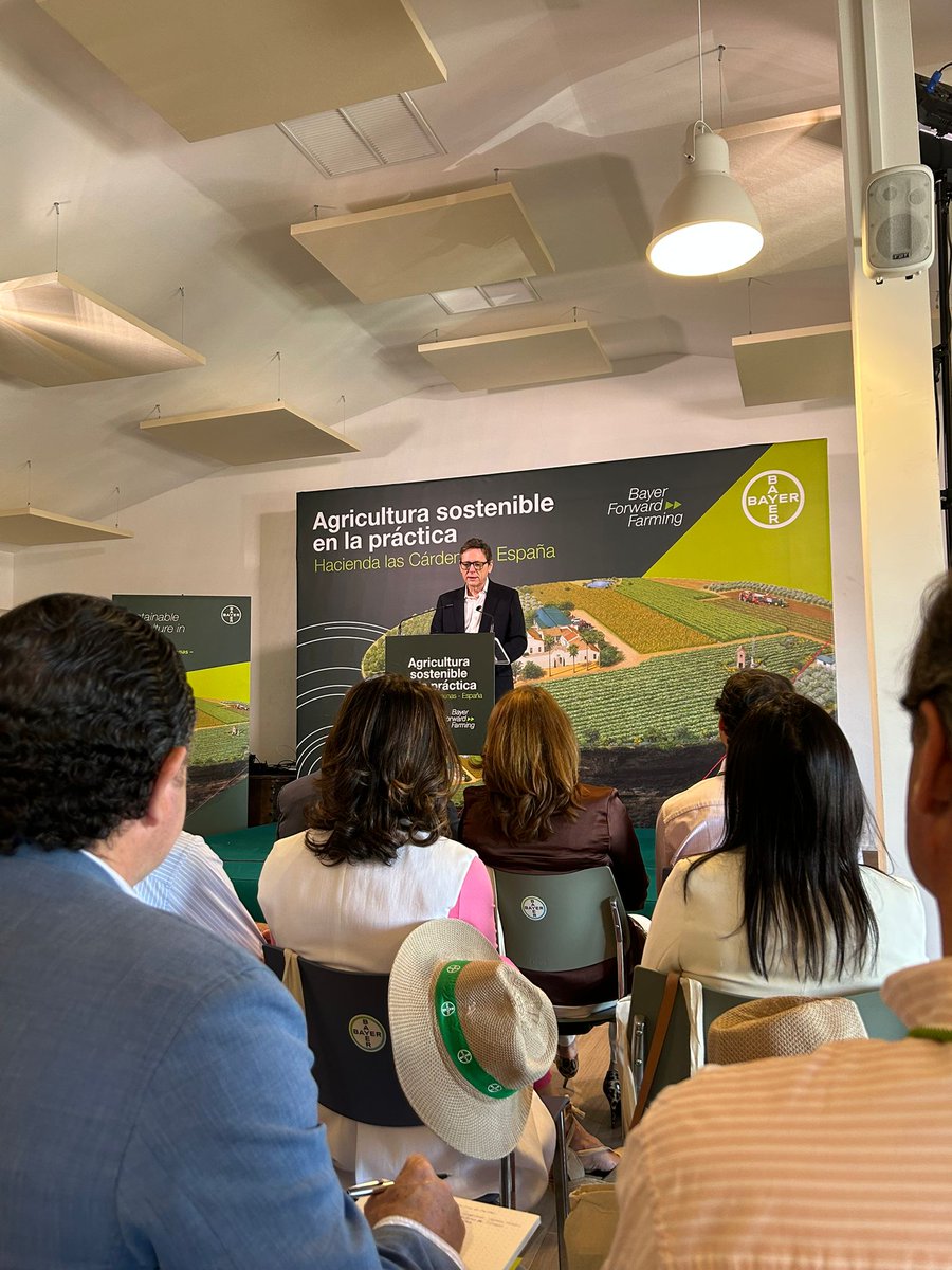 VRural's tweet photo. EN DIRECTO 🔴 Hoy asistimos a la jornada #BayerForwardFarming. 📌
@protasioenrique, DG de @Bayer4CropsES 🗣️ "Es fundamental afrontar los retos a los que se enfrenta la #agricultura desde la #innovación, la tecnología y la colaboración con los actores de toda la cadena de valor." https://t.co/ScPZYMGrlq