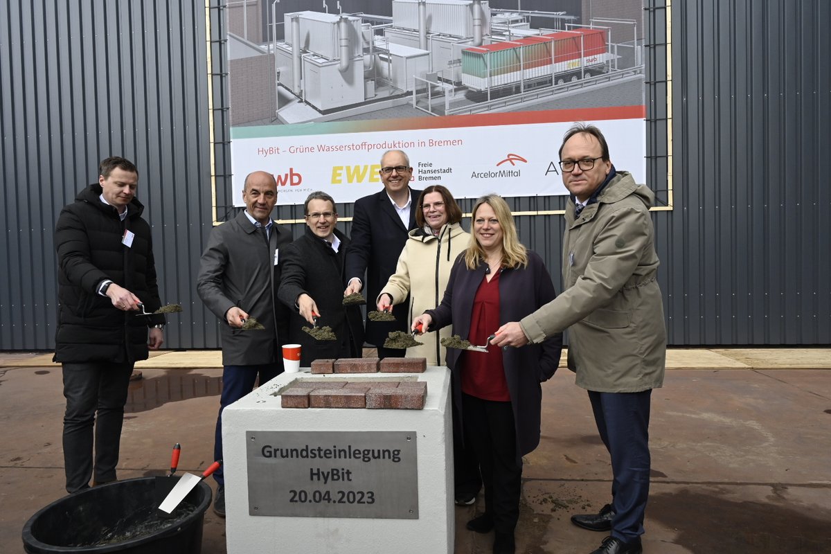 RathausHB_news's tweet photo. Grundsteinlegung für #HyBit: Großprojekt zur #Dekarbonisierung der #Stahlproduktion geht voran. Das Gemeinschaftsprojekt von @swb_online, EWE und @ArcelorMittalHB soll die #CO2-Emissionen reduzieren. Bürgermeister Bovenschulte und die Senatorinnen Vogt und Schaefer nahmen teil. https://t.co/HIhldZZxbL