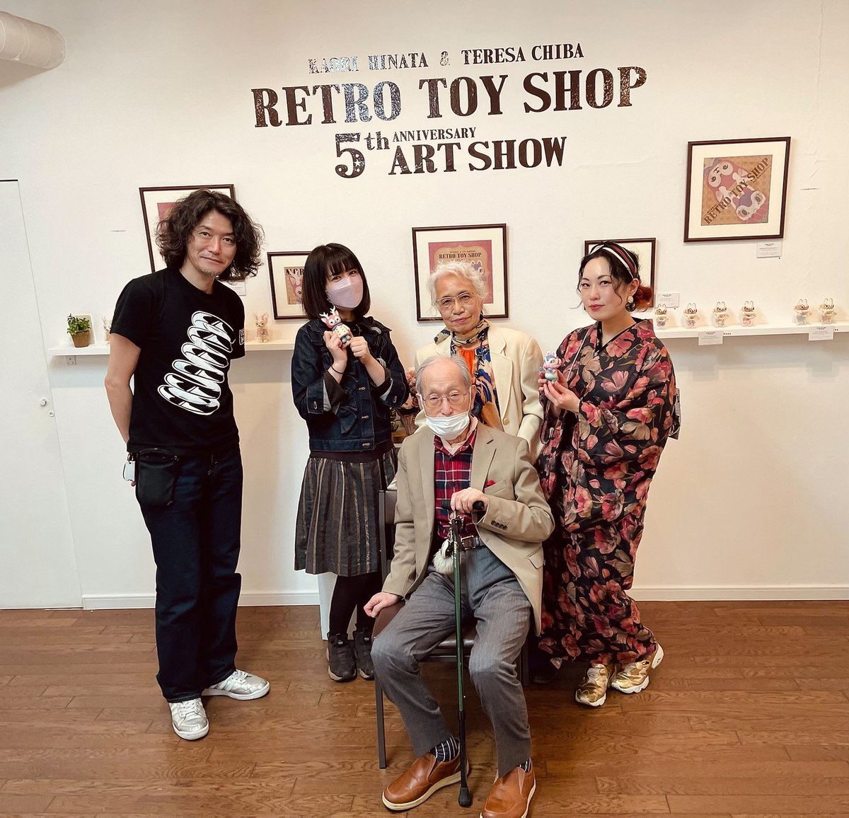 p_genmu's tweet photo. #retrotoyshop 展示、本日もご来場ありがとうございました。
今日は、両親&種さんが来場したので、かぼりんも入れて家族写真を撮りました✨
明日も14時頃からお待ちしております。
⭐️少数ですが、キャンセル枠のカスタム作品は明日オープン時より先着順での販売になります。 https://t.co/ORMhxtHyYx