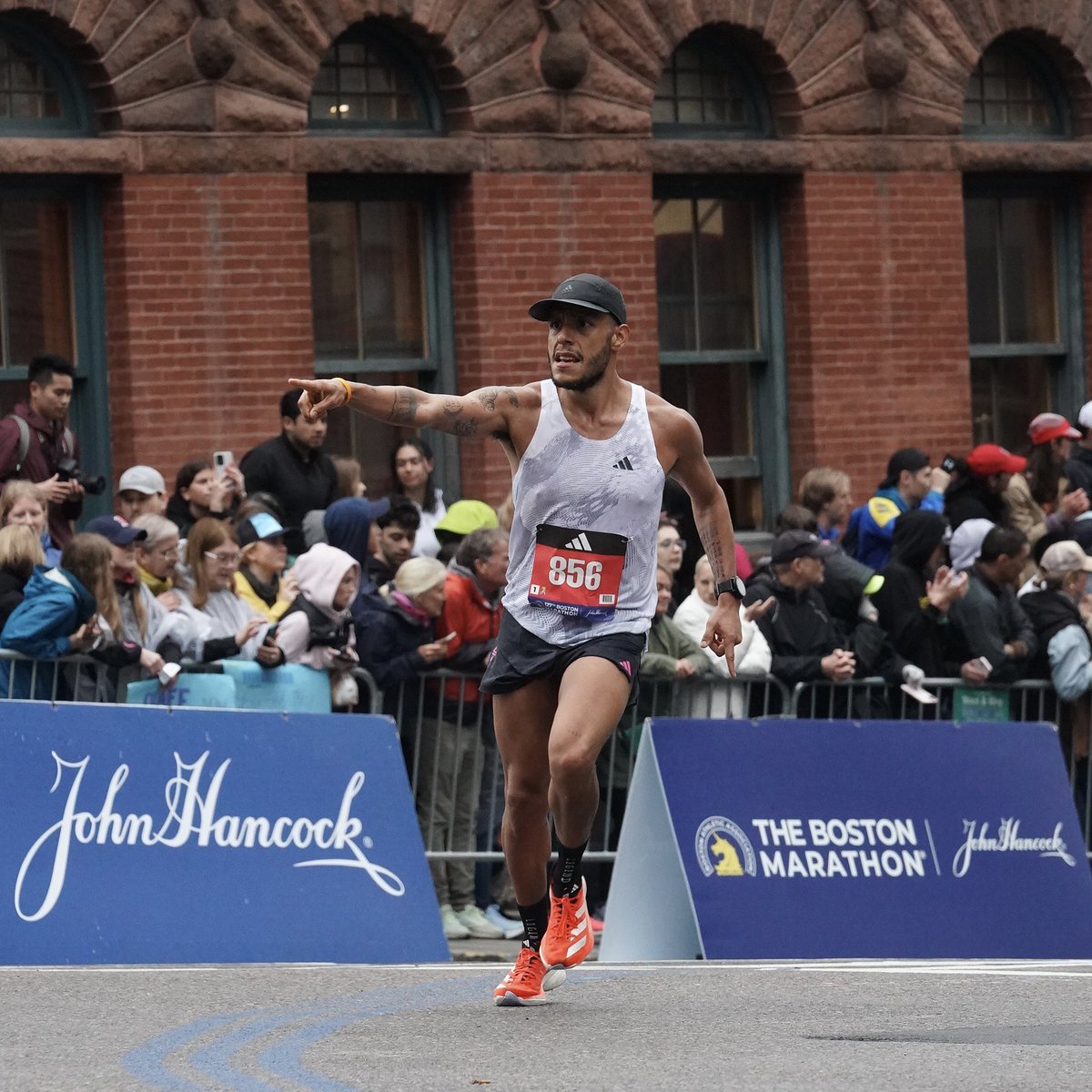 covatron_'s tweet photo. @bostonmarathon 2:40:49 🦄 https://t.co/gi2KPEcL0Z