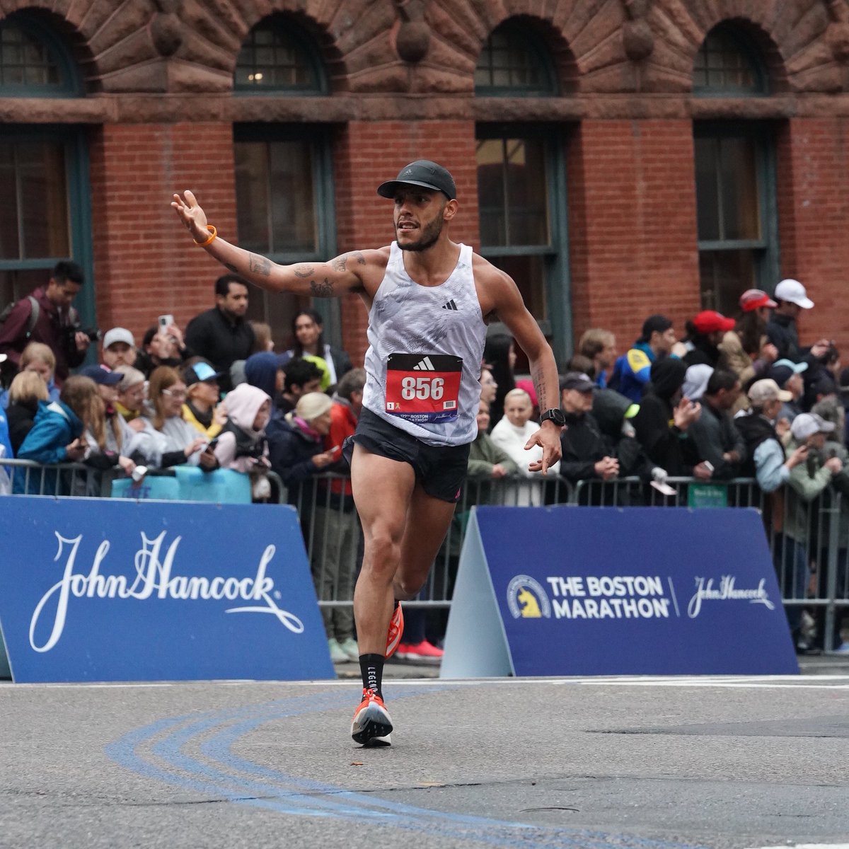 covatron_'s tweet photo. @bostonmarathon 2:40:49 🦄 https://t.co/gi2KPEcL0Z