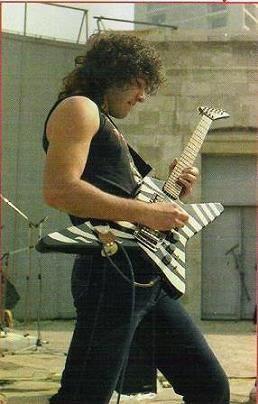 1)Bu zamana kadar yüzlerce Şehit hikayesi okumuş dinlemişizdir.  Hikayesi beni çok etkileyen kişilerden  biri de kimine göre gördüğü bir rüya, kimine göre gayet bile isteye, her şeyi geride bırakarak sınıra giden, Kadıköy'ün uzun saçlı Rock gitaristi Ümit Yılbar'ın hikayesidir..