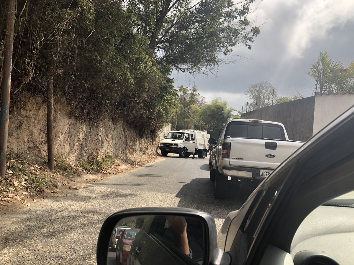 Construcción en Santa Anita que a diario interfiere con el tráfico de la zona. Hacen lo que les da la gana bajo el grito de «espérate, estás apura’o»? <a href="/josyfernandez/">Josy Fernández</a>