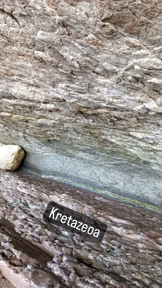 AlgorriZumaia's tweet photo. Hain espazio txikian zenbat historia dagoen gordeta. #algorri #KPg #flyscha #geoparkea #zumaia https://t.co/0y2JFc231E