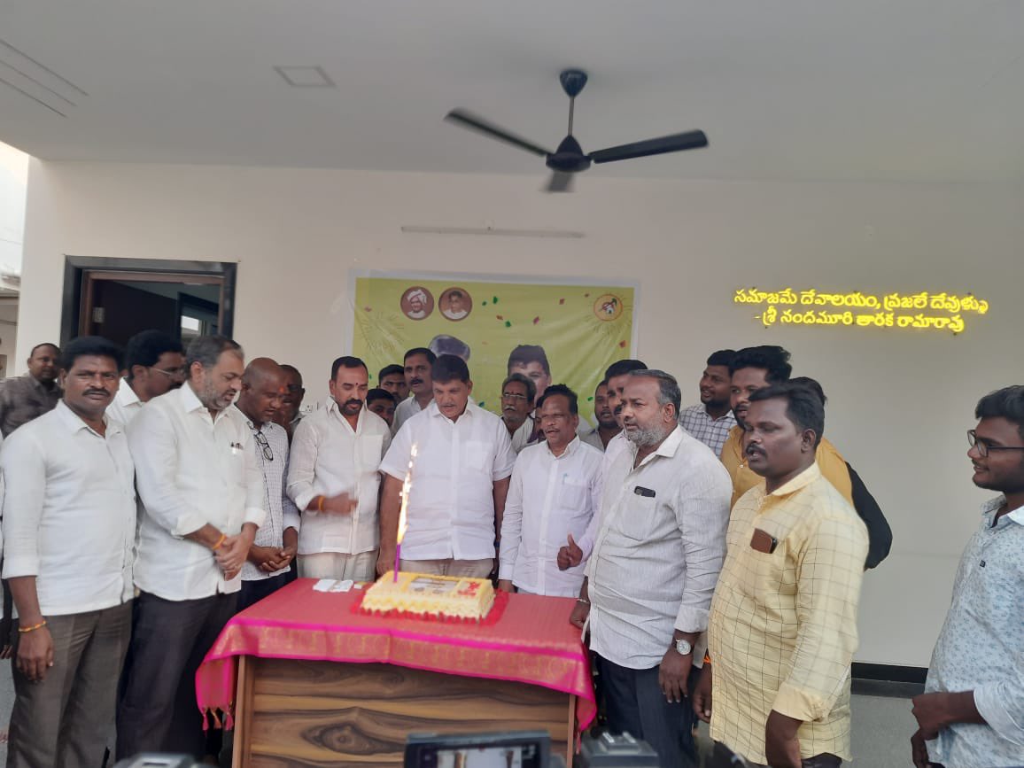 DNK_Office's tweet photo. గుంటూరులో ఘనంగా టీడీపీ అధినేత @ncbn జన్మదిన వేడుకలు. గుంటూరు లోని @DhulipallaNk కార్యాలయంలో  కేక్ కట్ చేసిన @DhulipallaNk, టీడీపీ నేతలు. https://t.co/4ig070aETj
