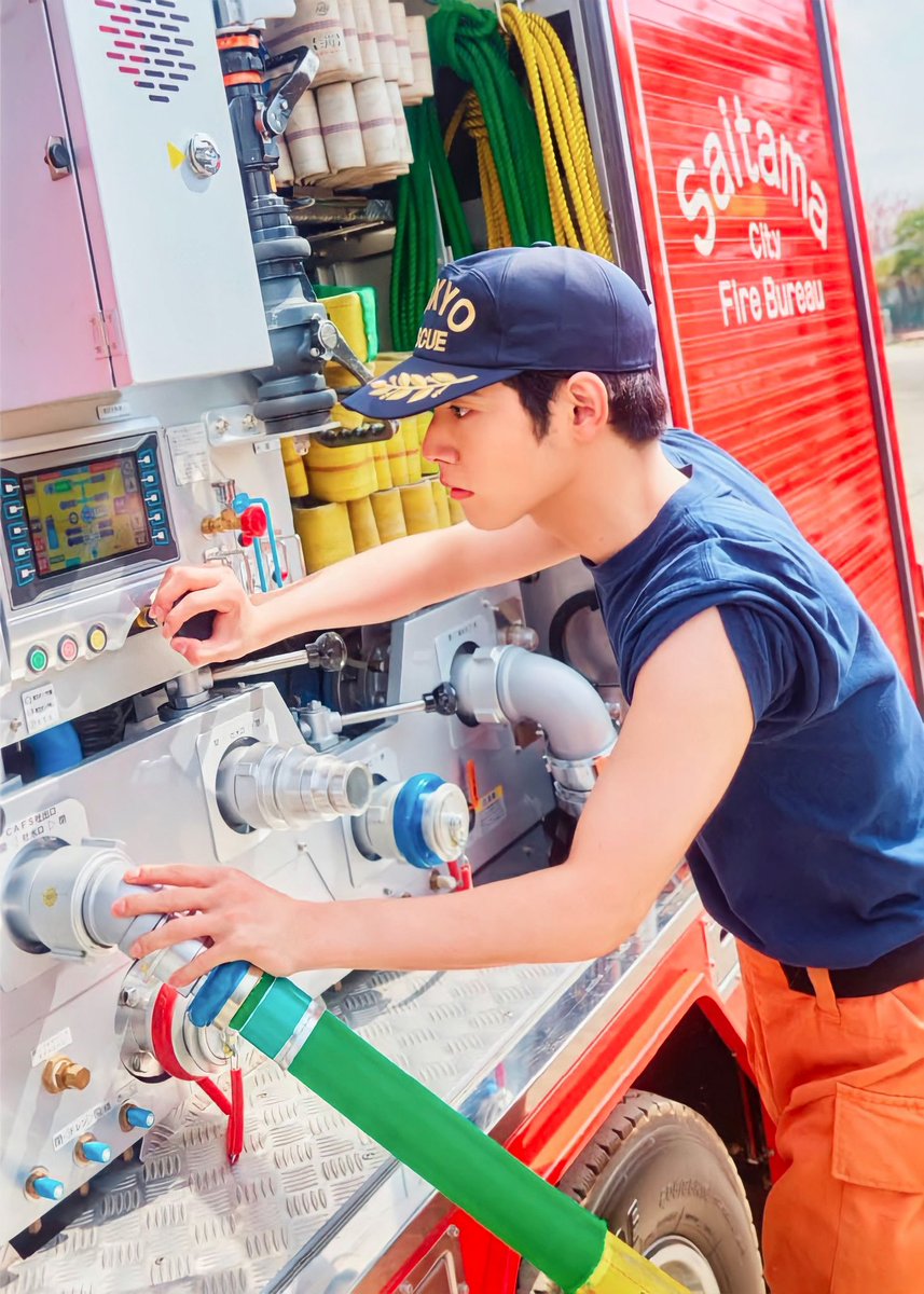 공계에 나오려니까 어두운 동굴에 몇 년동안 칩거해 있다가 나와서 시각을 잃는 사람 마냥 눈이 부시고 심장이 벌렁 거리지만 

고화질 보정한 거는 투욱 두고 다시 칩거 해보겠습니가