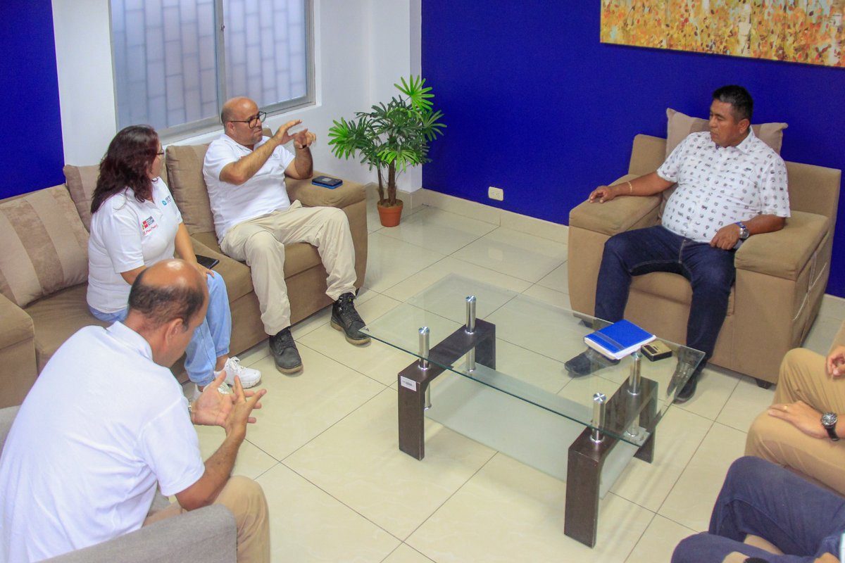 OtassPeru's tweet photo. 📍 #Nasca | ¡Articulación con autoridad local! A fin de optimizar servicios de saneamiento, director ejecutivo de #Otass Javier Morales, gta gral de #Emapavigs Ketty Rosales y alcalde provincial Jorge Bravo acordaron desarrollar mesa de trabajo en mayo para impulsar proyectos 💪. https://t.co/WNPrLAlmMm
