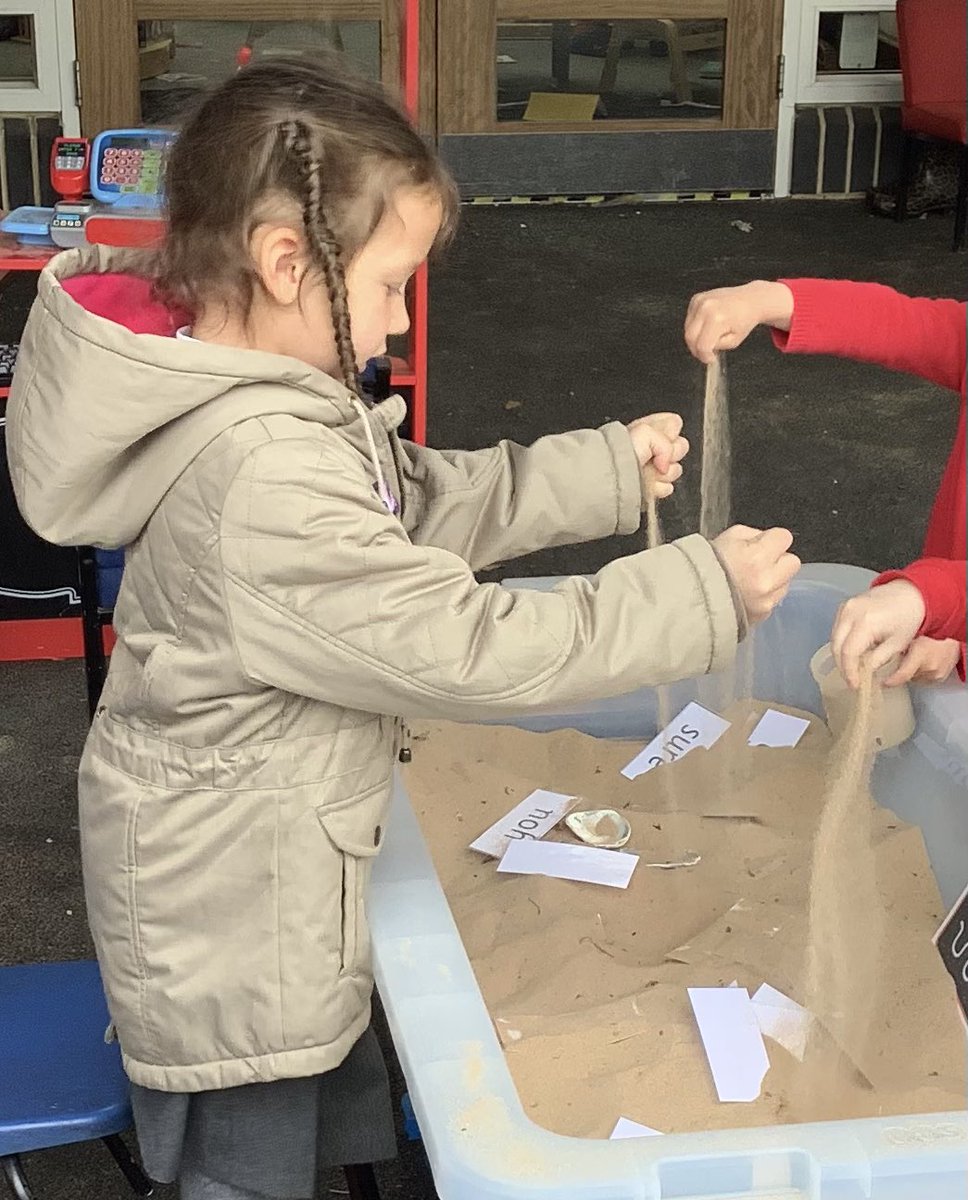 Barfordstpeters's tweet photo. We are really enjoying focussed learning in our outdoor classroom now the weather has become more settled. We have been improving our phonics and reading skills outside in the fresh air this week. #BSPenglish #BSPeyfs https://t.co/8TUMLbhly6