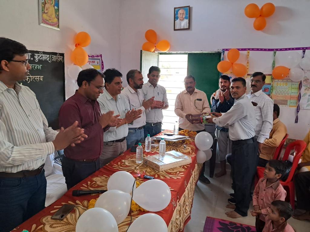 कुठौंद (जालौन) में स्कूल चलो अभियान रैली का झंडी दिखाकर शुभारंभ हुआ। इस दौरान अभिभावकों से बच्चों का प्रवेश नजदीकी परिषदीय विद्यालय में कराने का अनुरोध किया।
<a href="/UPGovt/">Government of UP</a> <a href="/CMOfficeUP/">CM Office, GoUP</a> <a href="/basicshiksha_up/">Department Of Basic Education Uttar Pradesh</a>
<a href="/thisissanjubjp/">Sandeep Singh</a> @DM_Jalaun @SachinkumarBSA <a href="/R_ShivamP/">Shivam</a>