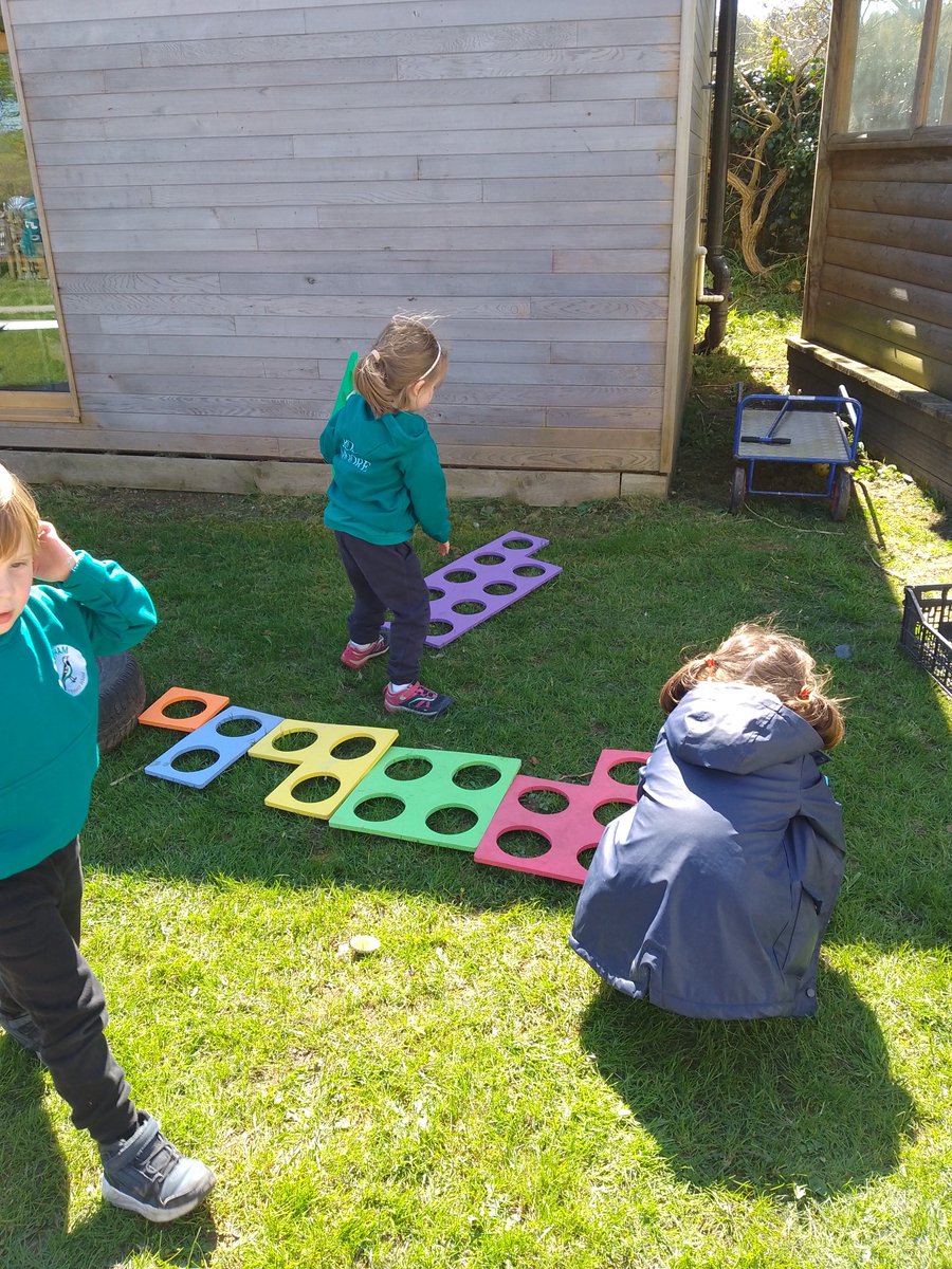 BeethamSchool's tweet photo. EYFS have been making the most of the warm weather, outside maths and lots of teamwork with the large construction. https://t.co/qTGXfjbbKJ