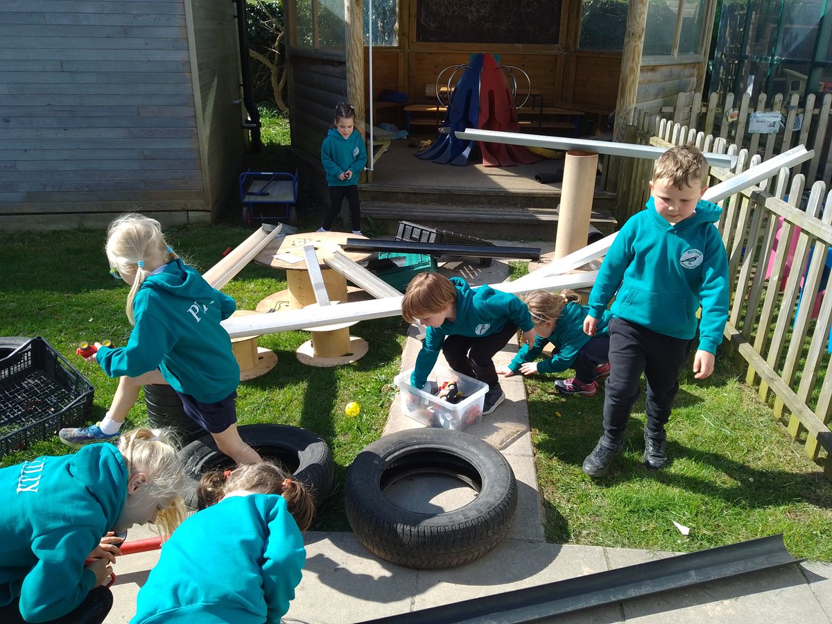 BeethamSchool's tweet photo. EYFS have been making the most of the warm weather, outside maths and lots of teamwork with the large construction. https://t.co/qTGXfjbbKJ