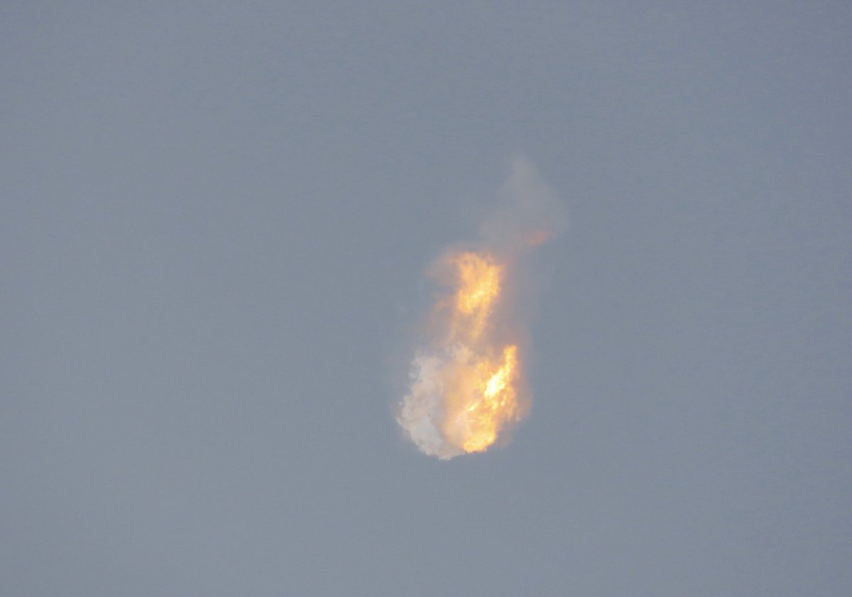 Cygnusx112's tweet photo. The moment the booster came apart. That was one of the louder launches I’ve seen and it rumbled forever. #SpaceX https://t.co/VRnlY4DZRY