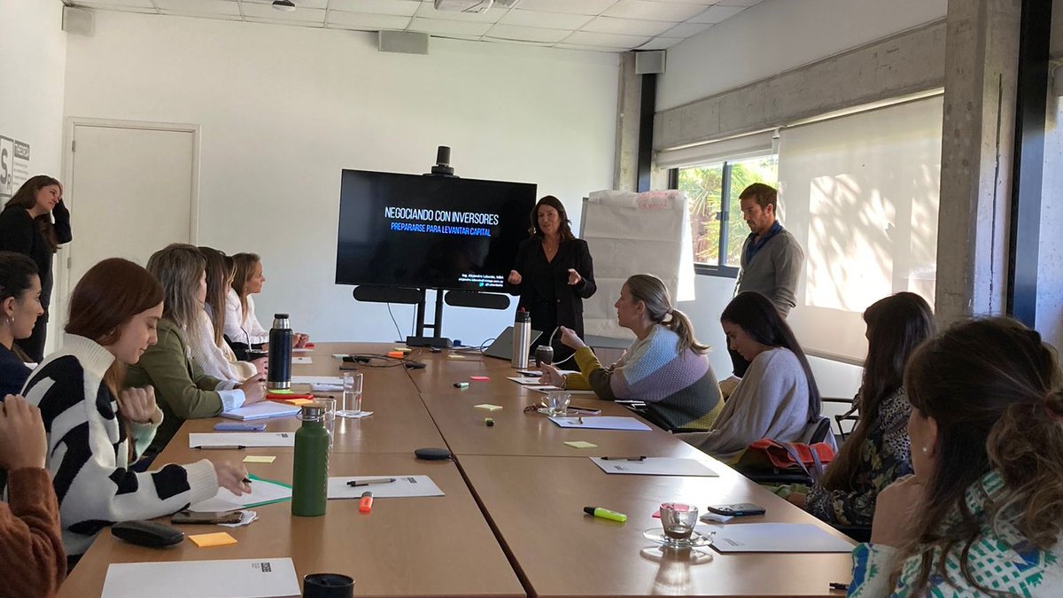 👉 Comenzaron los talleres de <a href="/WeXchange/">WeXchange</a> Fellows 2023 Capítulo Uruguay con las emprendedoras seleccionadas, intercambiando experiencias sobre "¿Cuándo y cómo levantar inversión?" junto con <a href="/LabordeAle/">Alejandro Laborde</a>