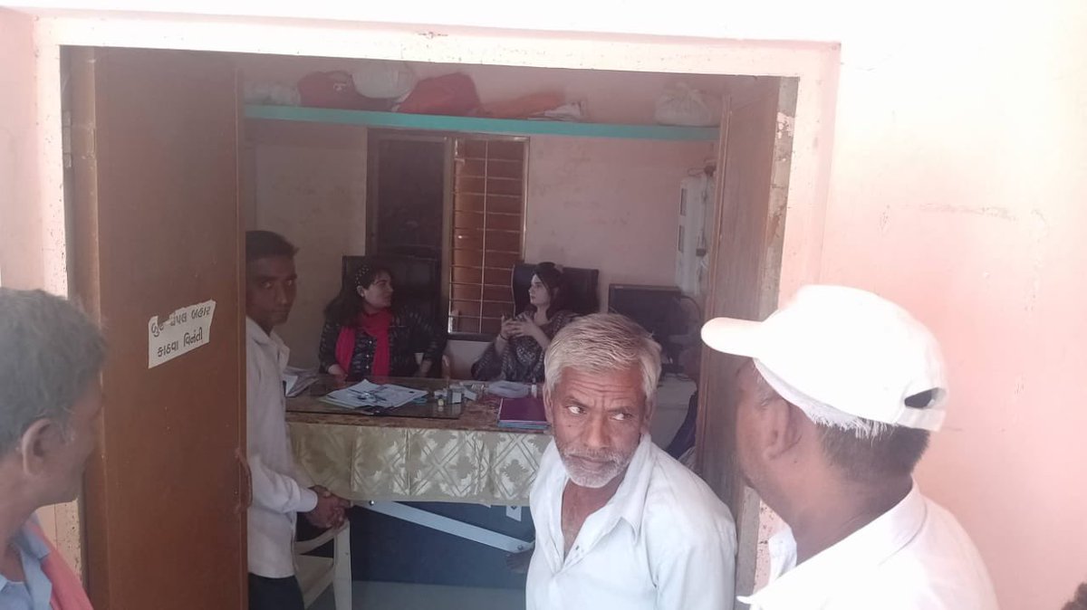 mamJetpurPavi's tweet photo. આજ રોજ જેતપુર પાવી તાલુકાના  મોટીબેજ ગામ ખાતે વારસાઈની પ્રક્રીયાને વેગ મળે તેમજ સમાજસુરક્ષા (વિધવા સહાય/વૃદ્ધ પેન્શન યોજના) ને લગત સહાયથી  કોઈ લાભાર્થી વંચિત ન રહે તે હેતુથી ઝુંબેશનું આયોજન કરવામાં આવ્યું. જેમાં પ્રજાજનો નો બહોળા પ્રમાણ માં પ્રતિસાદ મળ્યો. https://t.co/e0w5ZrEG1r