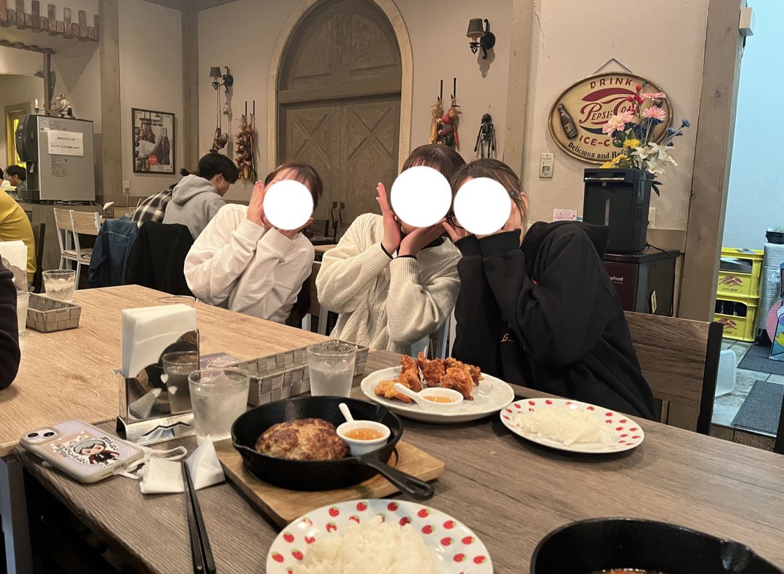 本日4人の新入生が女子体験会に来てくれました🥰

球出し練習やラリー、簡単なゲームなど、色々な練習をして大盛りあがりでした！

練習後はみんなでご飯も行きました🍽

次は、26日水曜日に女子体験会あります！参加希望の方、ご連絡ください💌

#春から神大 #春から神戸大学 #神戸大学新歓 #テニス
