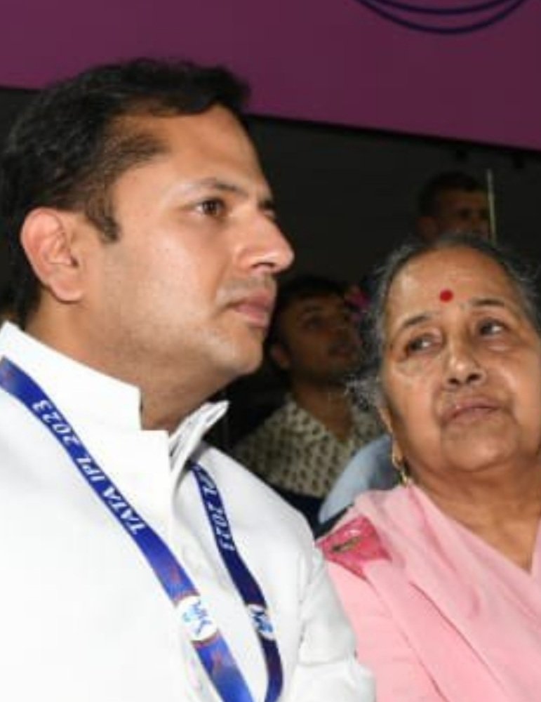 <a href="/VaibhavGehlot80/">Vaibhav Gehlot</a> इस फोटो को देखिए,
शायद आपने अनुभव नहीं किया, सब लोग मैच देख रहे हैं और मां अपने बेटे को।
मां के लिए संतान से बढ़ कर कुछ भी नहीं।
आप शायद उनकी आंखों की उम्मीद को देख पा रहे हैं।
मेरी मां भी मुझे ऐसे ही देखती थीं। आप सौभाग्यशाली हैं।
पिता के स्नेह और मां की ममता से बढ़कर कुछ नहीं।